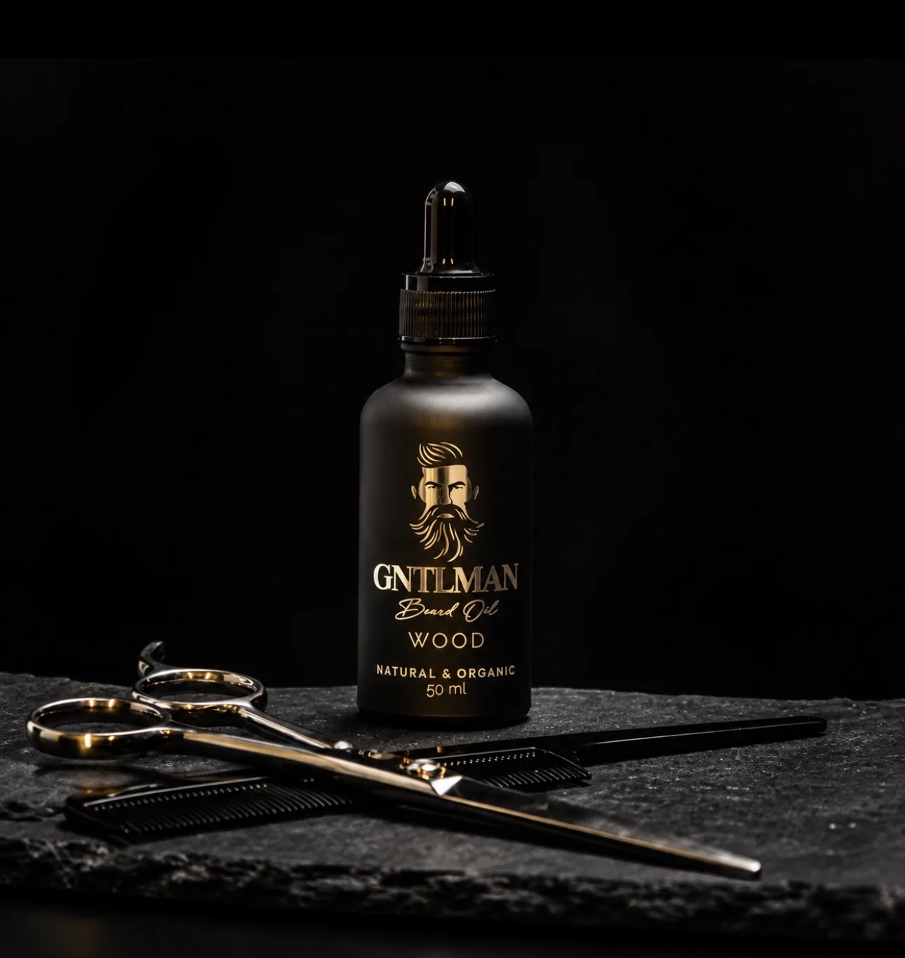 Produktfotografering av GNTLMAN skäggolja med sax och kam
