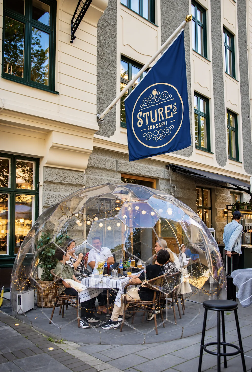 Uteservering hos Stures Brasseri en sommarkväll
