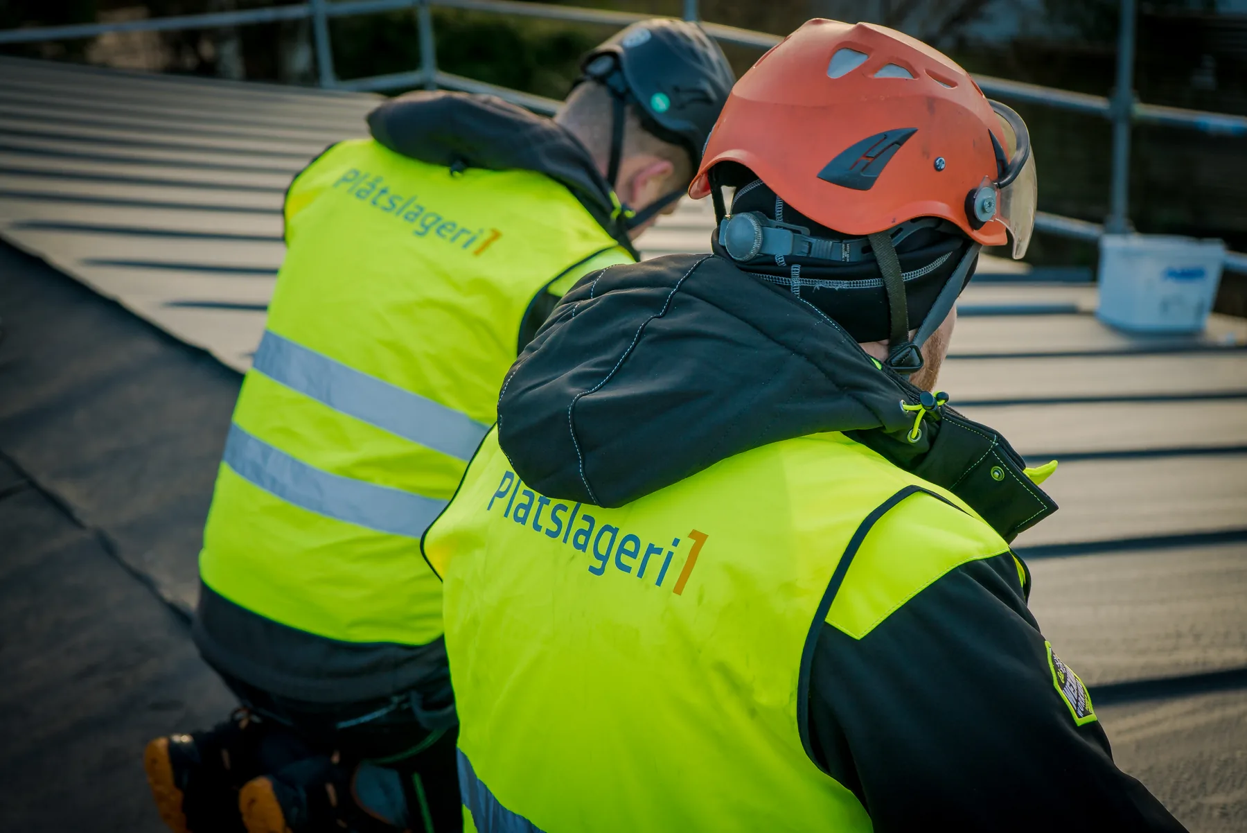 Kollegor på plats i arbetskläder